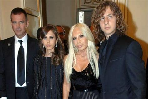 donatella versace che saluta|donatella versace husband.